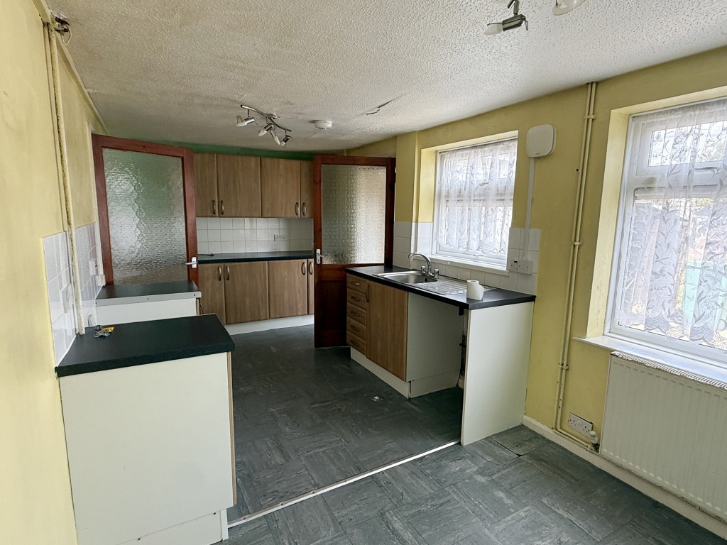 Lot: 95 - HOUSE IN NEED OF IMPROVEMENT - Kitchen in House in Need of Improvement